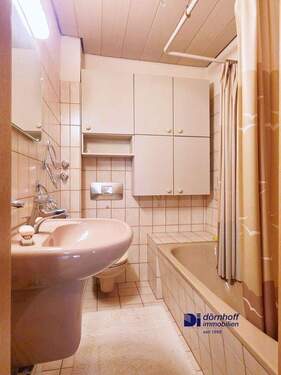 Badezimmer mit Duschwanne 1OG - 