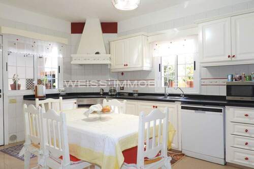 Große helle Küche mit Ausgang zum Barbecue und Carport - 6 Zimmer Einfamilienhaus in Teneriffa