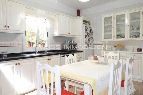 Genügend Platz auch für den Esstisch in der Küche - 