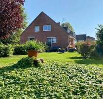 Vielseitiges Wohn- und Geschäftshaus mit Garage, Parkplätzen und großem Eigenlandgrundstück - Stockelsdorf