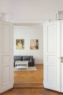 Blick durch die Flügeltür - 4 Zimmer Etagenwohnung in Berlin