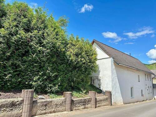 Die Straßenansicht - 5 Zimmer Einfamilienhaus zum Kaufen in Kinheim