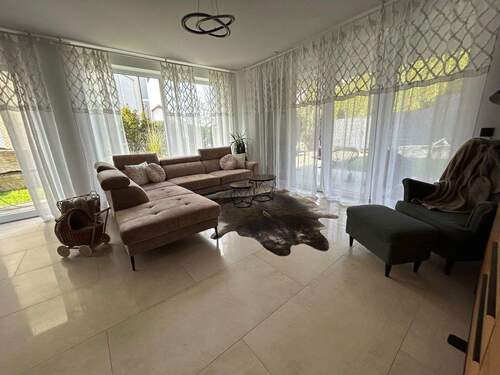 Wohnzimmer - Offene und großzügige 3,5-Zimmer-Wohnung mit Garten & Kamin