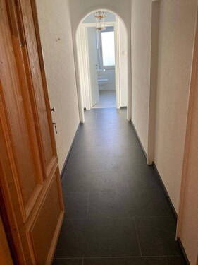 Flur zur Wohnung - Etagenwohnung mit 75,00 m² in Hagen zur Miete