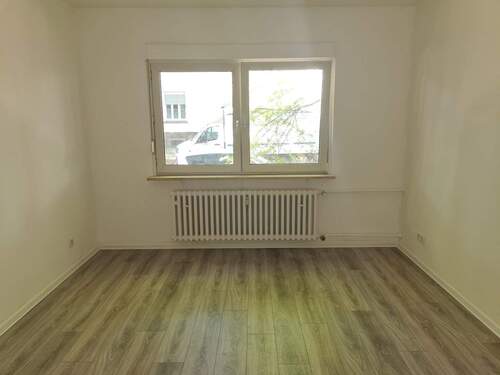 Wohnzimmer - Renovierte 3-Zimmer-Wohnung im Erdgeschoss zu vermieten! 1 Nettokaltmiete frei (2.Monat)