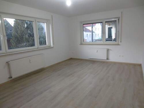 Blick ins Wohnzimmer - Neu renoviert und sofort bezugsbereit: Helle 3 Zimmer-Wohnung mit Balkon