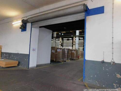 Einfahrt in Halle 3 - 