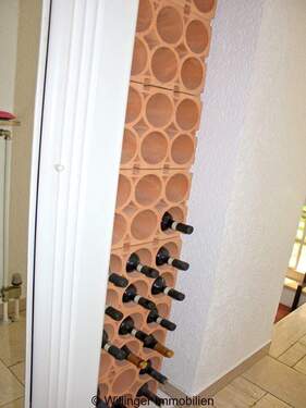 . Weinregal im Flur - 