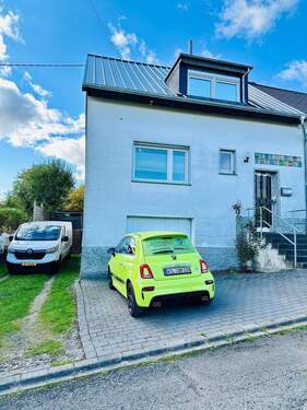 sowie Stellplätzen und Garage - 