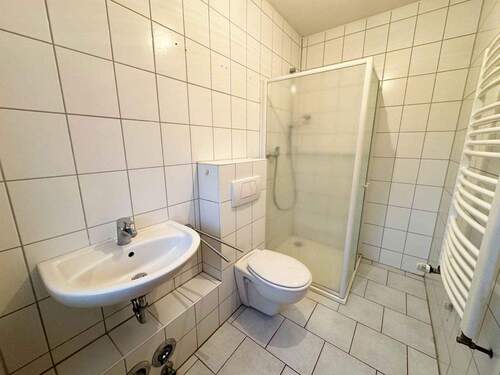 renovierungsbedürftiges Duschbad - 