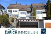 Hausansicht mit Doppelgarage - ***KOMFORTABLES REIHENHAUS MIT XXL-GARAGE***