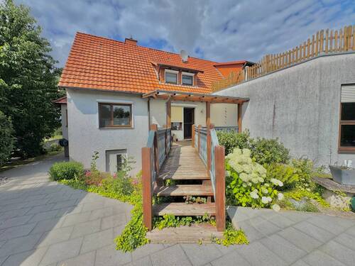 Zugang zur überdachten Terrasse - rückwärtiger Eingang zum Haus (2) - Mehrfamilienhaus, Wohnhaus mit 363,00 m² in Felsberg / Beuern zum Kaufen