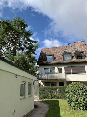 Garage mit Haus dahinter - 