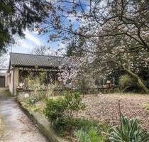 Einfamilienhaus und Garage auf großem Grundstück in Berlin-Karow