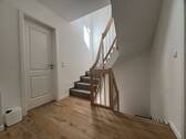 Flur mit Treppe zum DG
- 