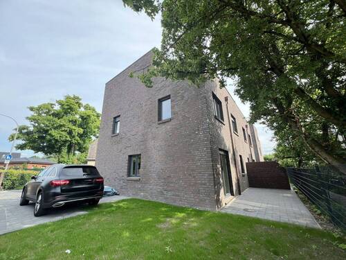 Hausansicht mit Garten - Neubau (2025) –Zweitbezug: wunderschöne 5,5 Zi. Stadt-DHH mit Dachterrasse, Wärmepumpe, Photovoltaik