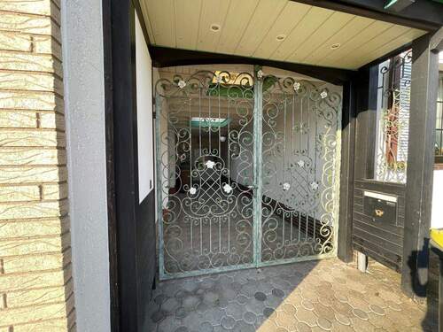 Eingangsbereich mit Tor - 6 Zimmer Einfamilienhaus in Troisdorf-Bergheim
