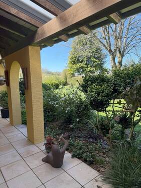 Terrasse mit Blick in den Garten - 