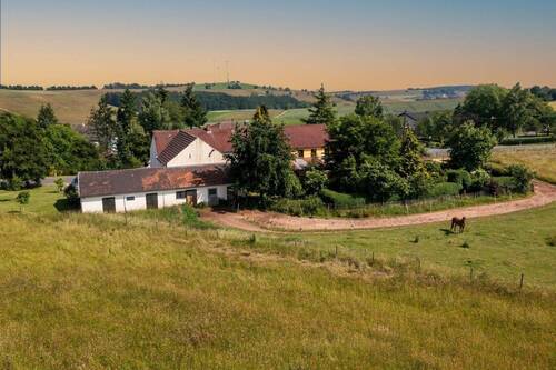 Luftbild Gebäude - 1 Zimmer Mehrfamilienhaus, Wohnhaus in Gesotz