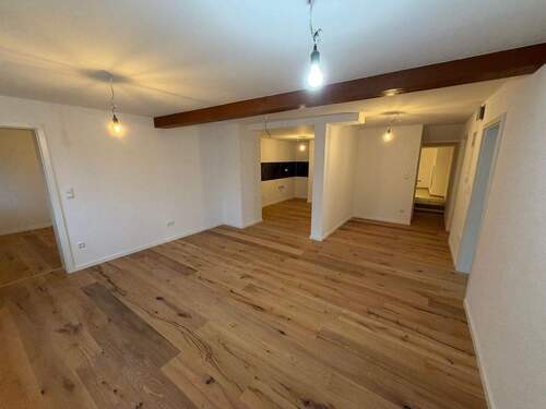 Eingangsbereiche mit Wohnzimmer - +++STILVOLL RENOVIERTE 4-ZIMMER -EIGENTUMSWOHNUNG MIT GARTENANTEIL ZU VERKAUFEN+++