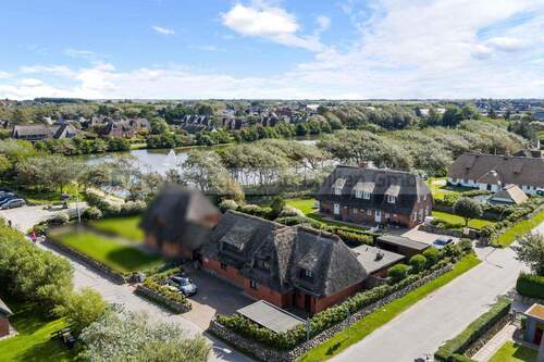 Luftbild - Seltene Gelegenheit: Zwei Hausteile unter Reet in bester Lage von Wenningstedt am Dorfteich