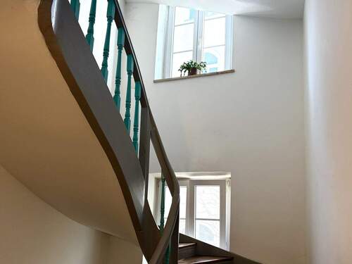 Treppenhaus - 1 Zimmer Mehrfamilienhaus, Wohnhaus in München