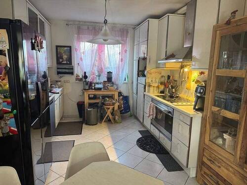 gut geschnittene Küche, wobie einige Gegenstände noch entfernt werden jpg - 