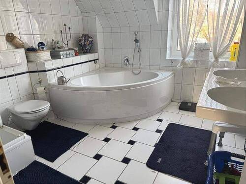 Ein helles Bad mit Badwanne, separater Dusche , Doppelwaschbacken und Vollausstattung im 1. Obergeschoss neben den beiden Schlafzimmern. - 1 Zimmer Reihenmittelhaus in Hamburg