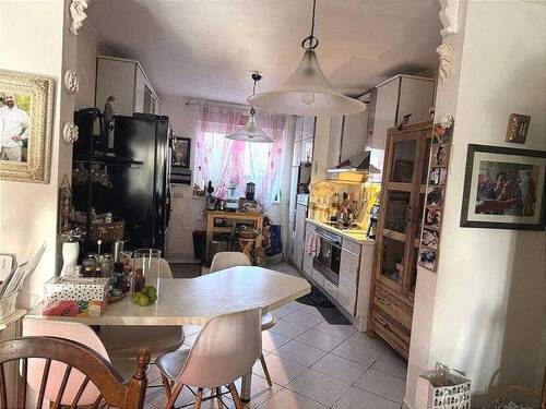 Das Erdgeschoss verfügt über eine offen gehaltene Küche mit Essbereich und Wohnbereich und eine gemütliche Sitzecke zum Kamin mit Zugang zur traumhaften Terrasse - 