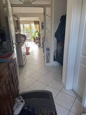 Eingangsbereich mit Gäste-WC rechts jpg - 