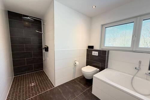 Bad mit Dusche, WC und Badewanne II - 