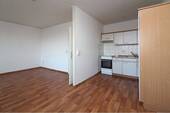 Wohnzimmer (3) - Etagenwohnung mit 57,00 m&sup2; in Bitterfeld-Wolfen zur Miete