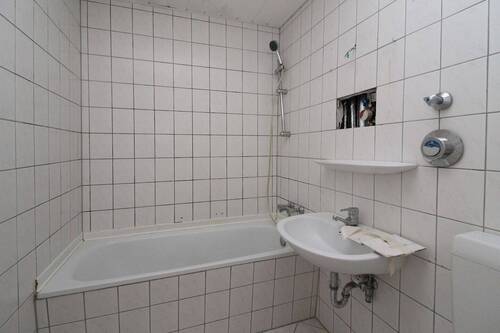Bad mit Wanne - 