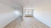 Wohnzimmer - Charmante Dachgeschosswohnung mit Badewanne