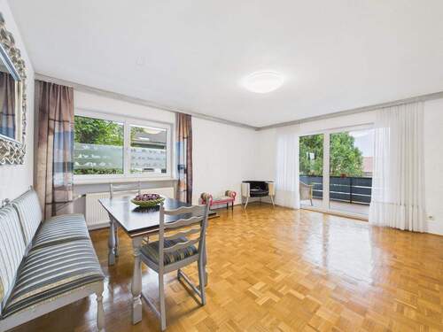 Wohnzimmer - Lichtdurchflutete 3-Zimmer-Wohnung mit Bergblick - ruhige Lage im Herzen von Prien