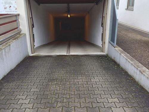 breite Tiefgarageneinfahrt - 