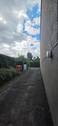 Blick von der Hofausfahrt zur Straße - 