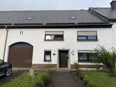 Straßenansicht - Großzügiges Wohnhaus mit Ausbaureserve