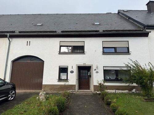 Straßenansicht - Großzügiges Wohnhaus mit Ausbaureserve