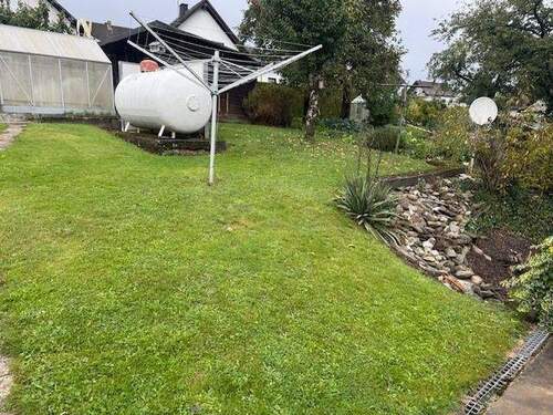 Garten mit Gastank - 6 Zimmer Reihenmittelhaus in Morbach-Haag