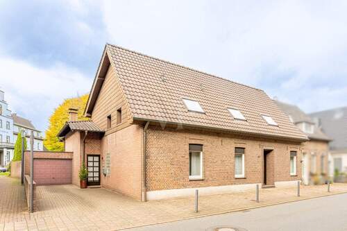 Frontansicht - 7 Zimmer Mehrfamilienhaus, Wohnhaus zum Kaufen in Rhede