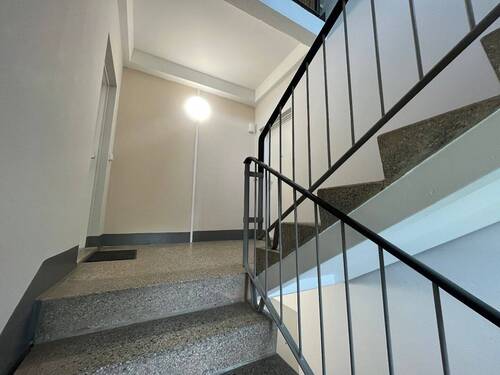 Treppenhaus mit frischem Anstrich - 