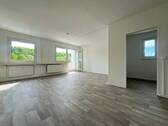 Wohnzimmer mit Blick zum Balkon - 3 Zimmer Etagenwohnung zur Miete in Chemnitz