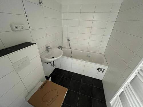 Badezimmer mit Wanne - Etagenwohnung mit 69,30 m&sup2; in Chemnitz zur Miete