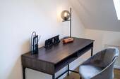 ARBEITS- ODER KINDERZIMMER - 