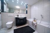 BAD MIT DUSCHE UND BADEWANNE - 