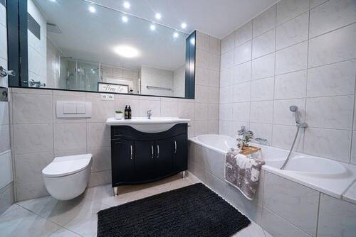 BAD MIT DUSCHE UND BADEWANNE - 
