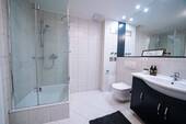 BAD MIT DUSCHE UND BADEWANNE - 