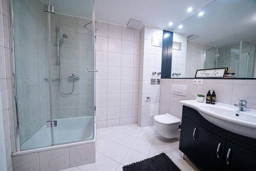 BAD MIT DUSCHE UND BADEWANNE - 