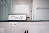 BAD MIT DUSCHE UND BADEWANNE - 